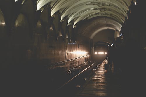 トンネル, 交通機関, 公共交通機関の無料の写真素材