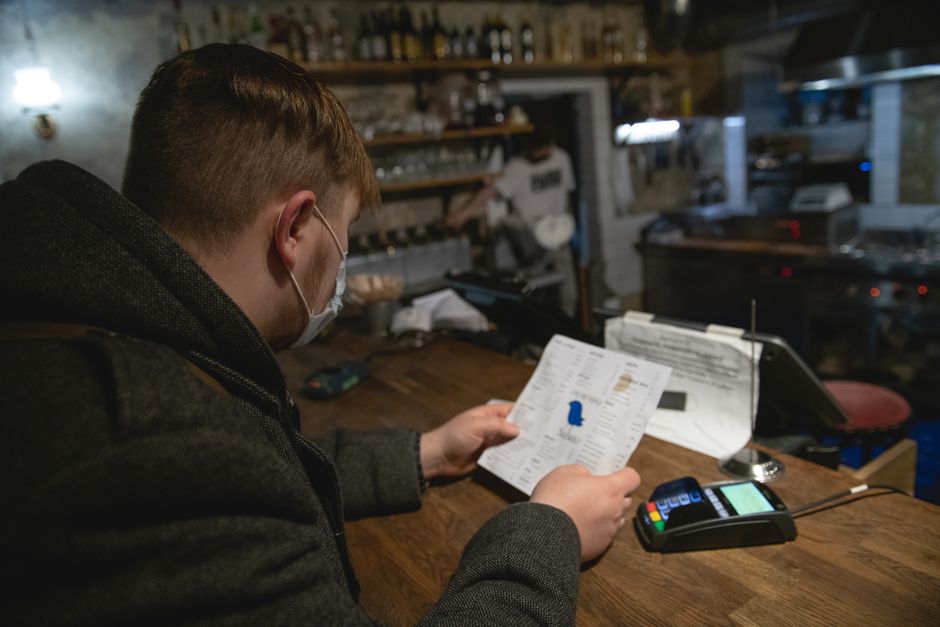 Cliente escaneando código QR para ver la carta digital en un restaurante de España