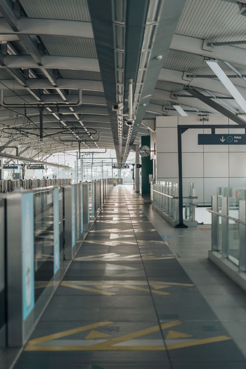 Free Empty, contemporary train station platform showcasing urban infrastructure and design. Stock Photo