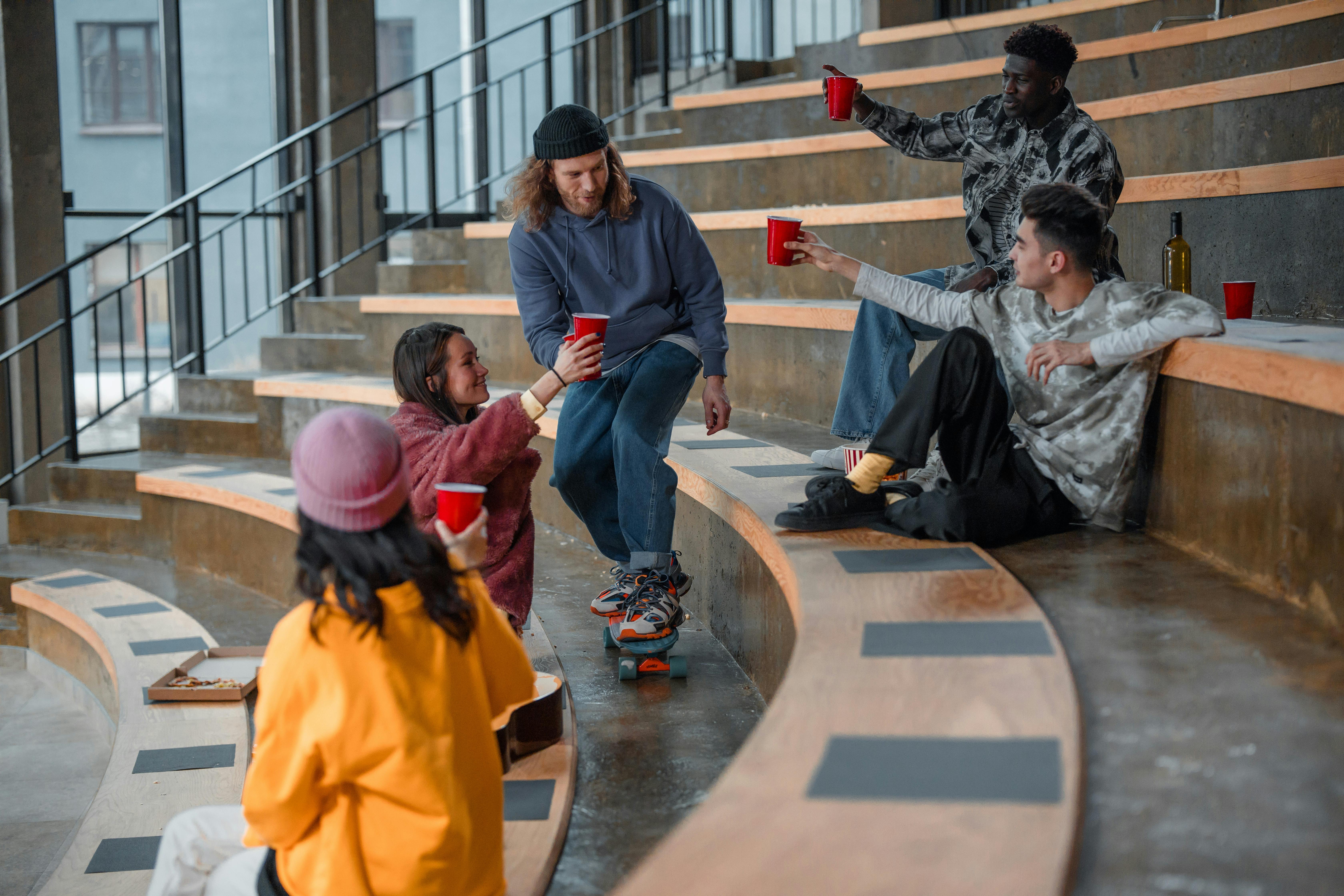 Ücretsiz açık oturma, amfitiyatro, Arkadaşlar içeren Ücretsiz stok fotoğraf Stok Fotoğraflar