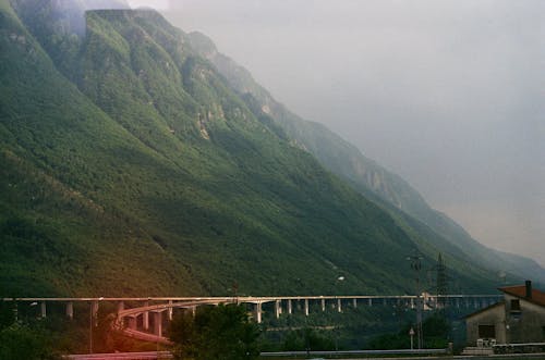 Immagine gratuita di alba, cielo cupo, collina