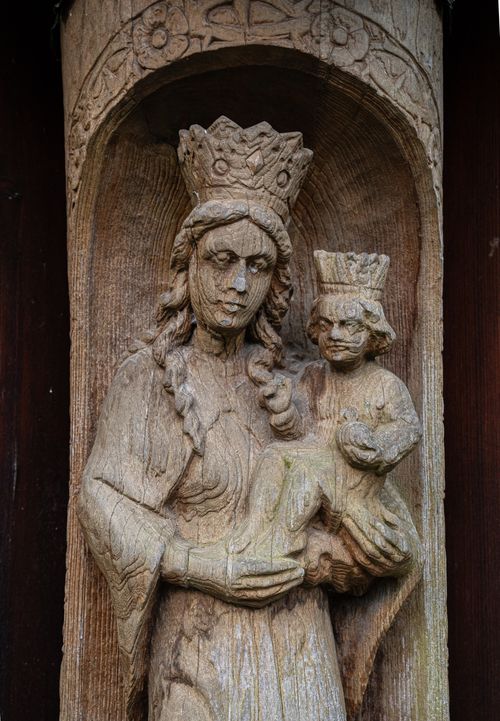Free A detailed wooden sculpture depicting the Virgin Mary and Child Jesus, showcasing expert craftsmanship. Stock Photo