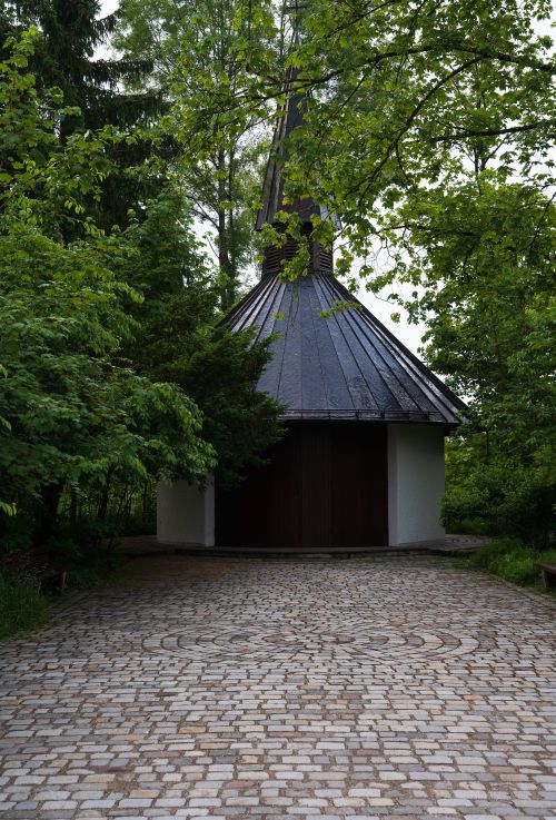 Free A serene chapel nestled in lush green surroundings, a peaceful spot in Munich, Bavaria, Germany. Stock Photo
