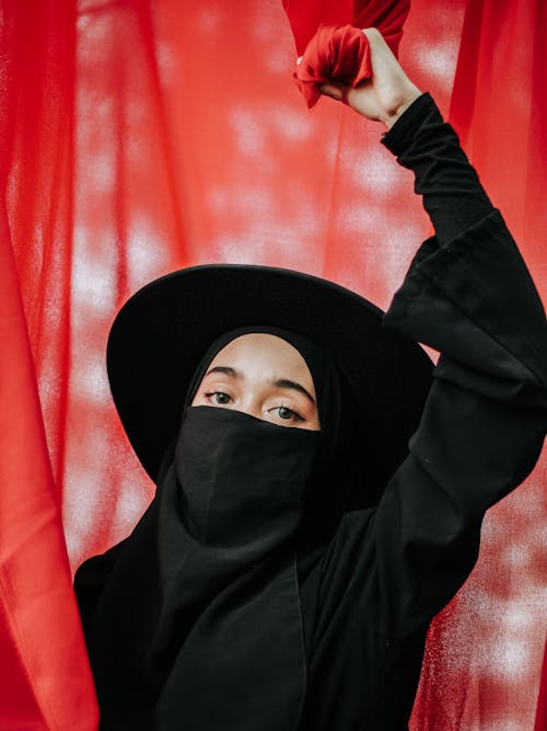 Ilmainen kuvapankkikuva tunnisteilla muslimi, musta hattu, naine
