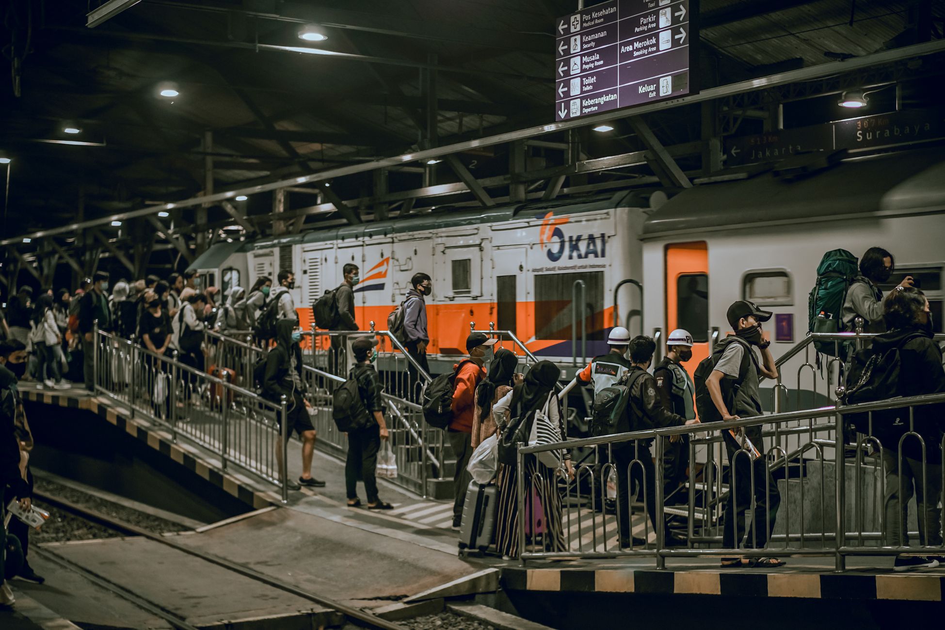 Brand legt treinverkeer stil, 1300 passagiers gestrand
