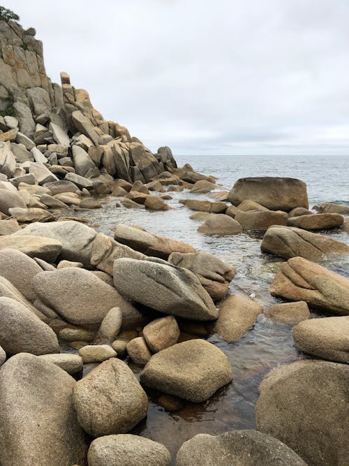 Darmowe zdjęcie z galerii z formacja skalna, kamień, morze