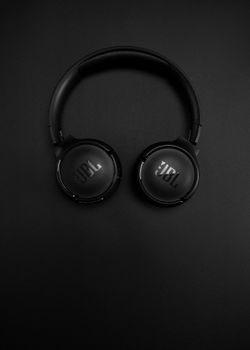 JBL Tune 520BT - Wireless On-Ear Headphones, Up to 57H Battery Life and Speed Charge, Lightweight, Comfortable and Foldable Design, Hands-Free Calls with Voice Aware (Black)