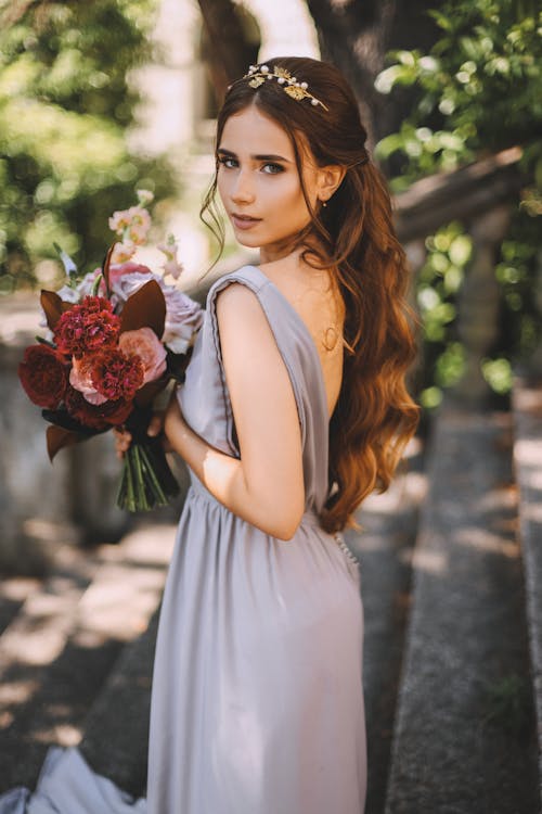 Бесплатное стоковое фото с вертикальный выстрел, волос, держа цветы