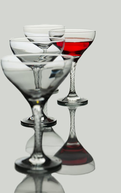 Безкоштовне стокове фото на тему «алкогольний напій, білий фон, Бокали для вина» стокове фото