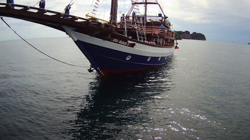 Darmowe zdjęcie z galerii z kamera drona, morze, saling statku