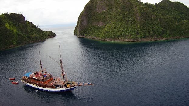 一艘传统帆船航行在印度尼西亚北萨拉瓦蒂风景优美的水域