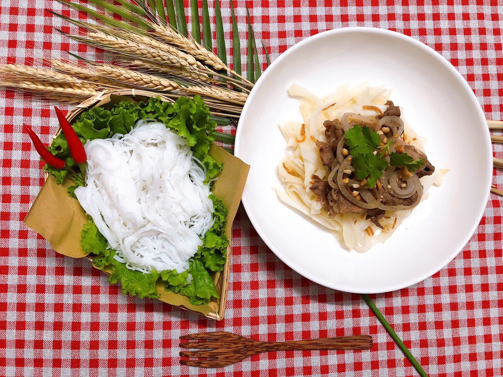 ស្មាតហ្វូនបង្ហាញផ្ទាំងកម្មវិធីកាស៊ីណូដែលមានហាងឆេង និងប្រវត្តិប្រតិបត្តិការ នៅលើតុធ្វើការ