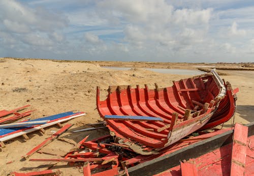 Darmowe zdjęcie z galerii z drewniany, łódź, piasek