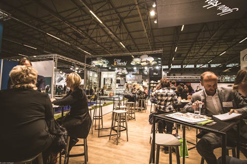 Mensen In Een Café Met Tafels En Stoelen