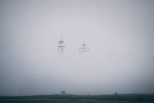 Fotobanka s bezplatnými fotkami na tému hmla, hracie pole, hrad