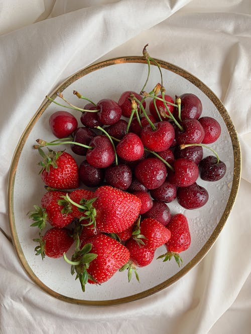 Free Close-Up Shot of Cherries and Strawberries on a Plate Stock Photo