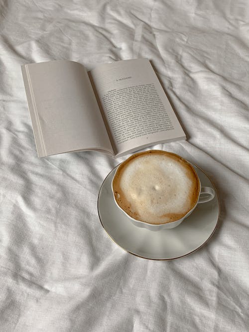 cappuccino, dikey atış, Fincan içeren Ücretsiz stok fotoğraf