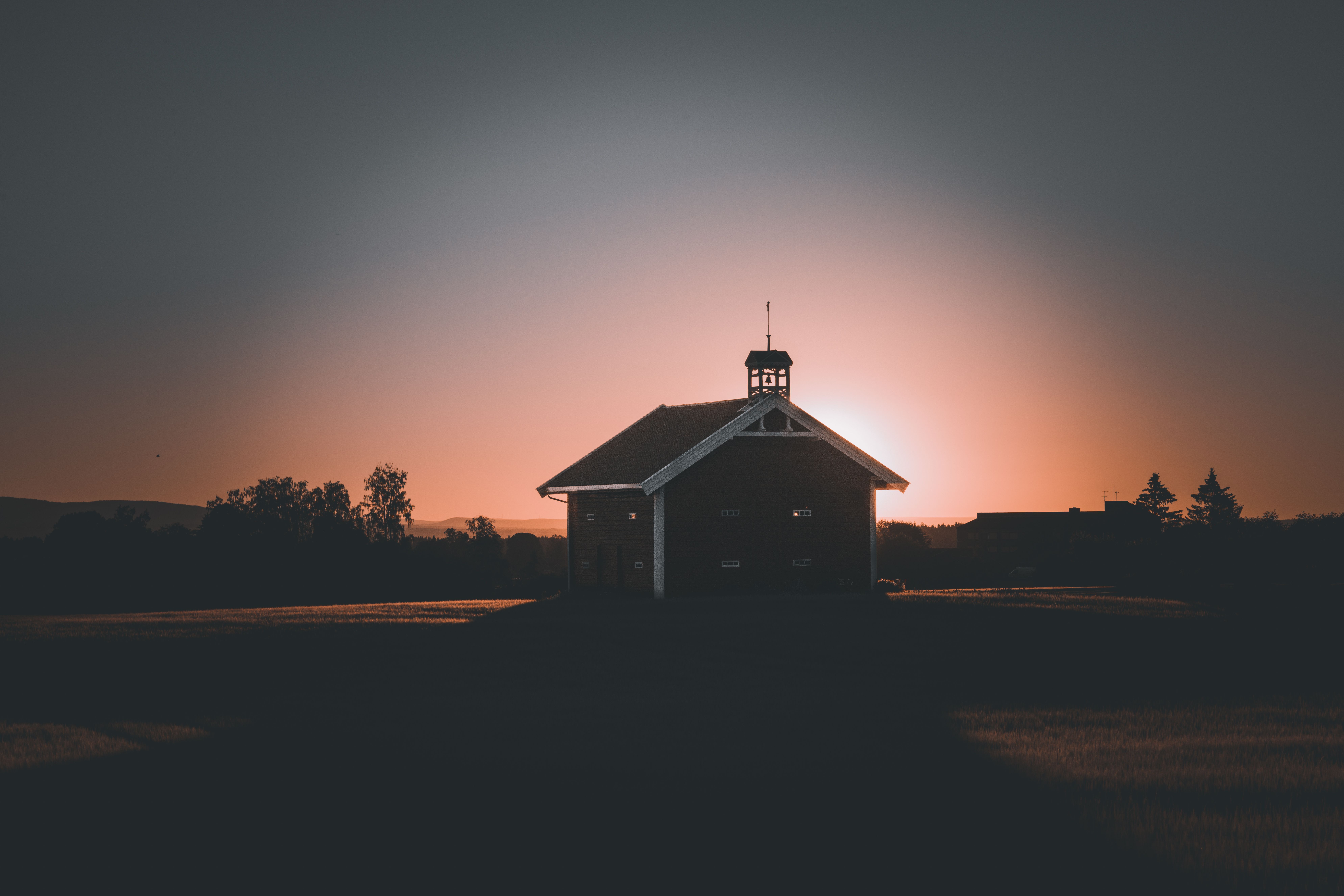 Wooden House in the Field · Free Stock Photo