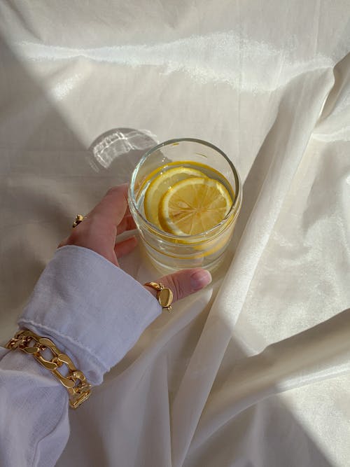 Ingyenes stockfotó citrom szeletek, ital, kéz témában Stockfotó
