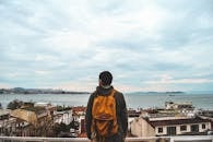 一名背着背包的男子俯瞰着土耳其伊斯坦布尔令人惊叹的海滨天际线