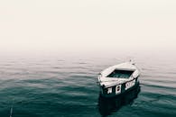 在印度巴加尔，平静的水域中停泊的船只营造出宁静的景象