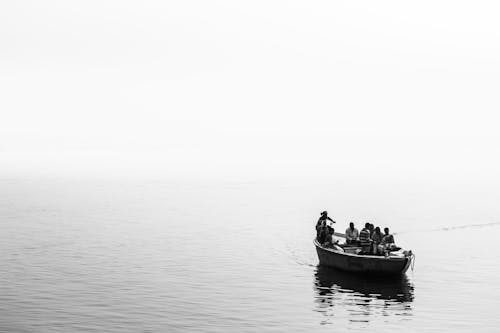 Kostenloses Stock Foto zu boot, graustufen, meer