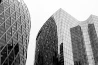 这张黑白照片展示了巴黎现代摩天大楼的反光玻璃建筑