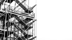 一张巴黎蓬皮杜中心引人注目的工业楼梯黑白图像