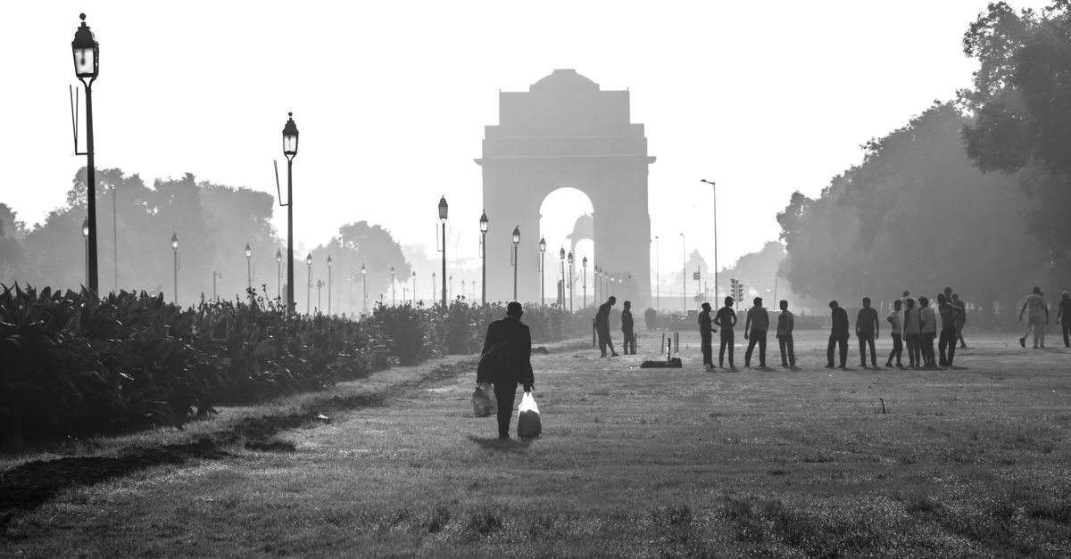 Viajero consultando el mapa con una eSIM en el centro de Nueva Delhi