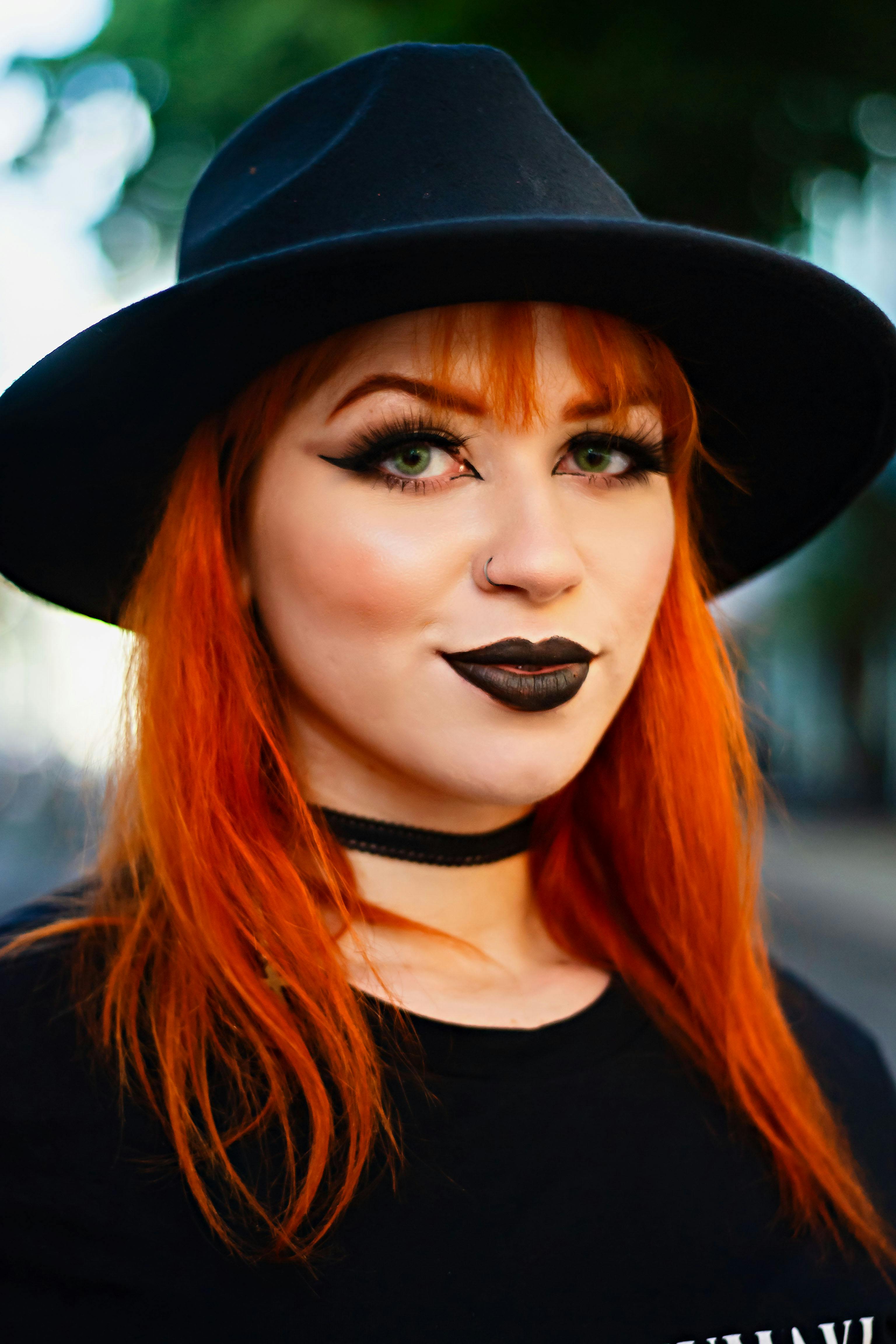 검은 모자, 검은 입술, 검은색 셔츠의 무료 스톡 사진