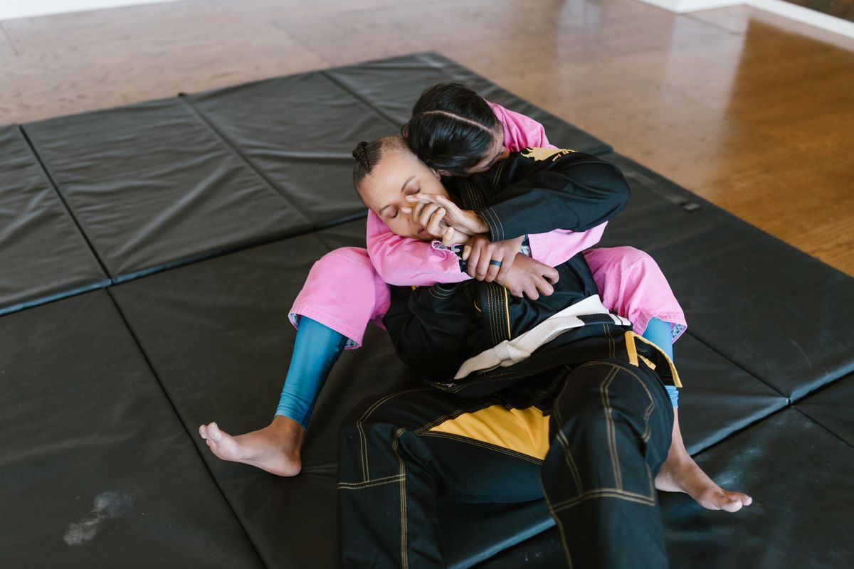 Deportistas practicando artes marciales