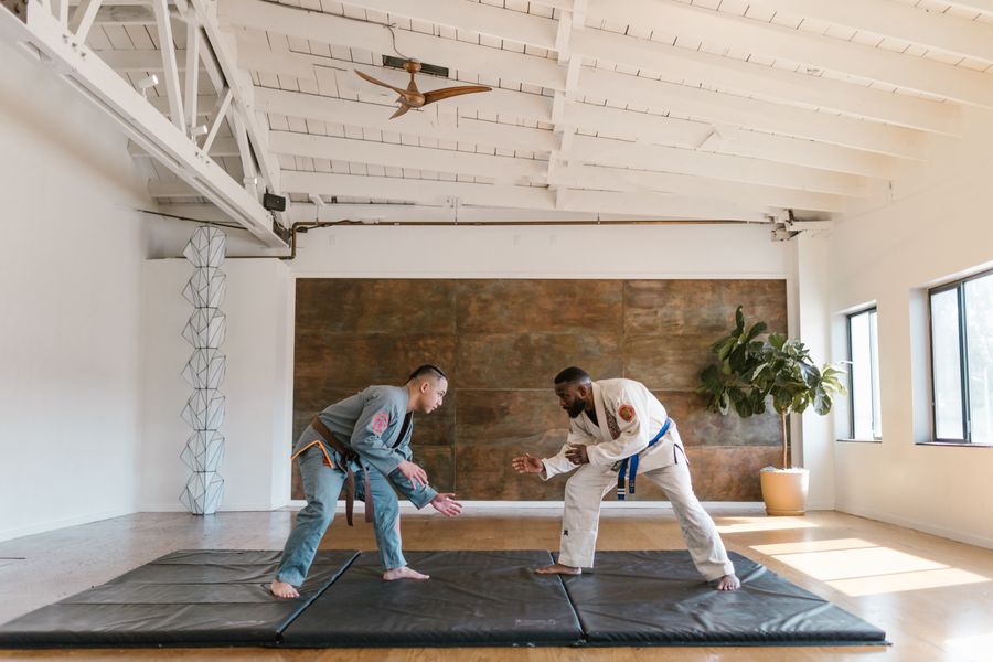 Práctica de artes marciales en dojo