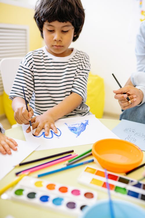 Kostnadsfri bild av barn, dagis, färgade pennor
