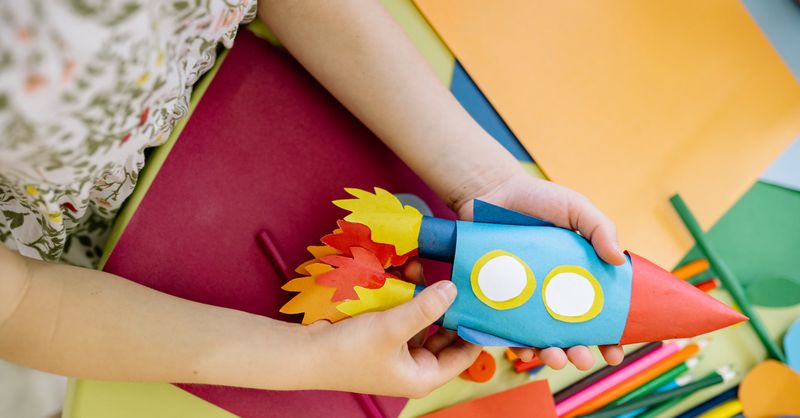 Activités créatives pour enfants : recréer la plage en paper art immersive