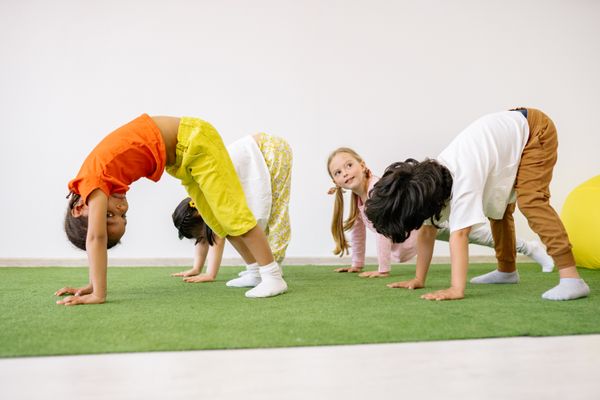 楽しく踊る子供たち