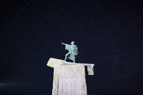 Foto profissional grátis de apontando, capa zanpa, céu estrelado