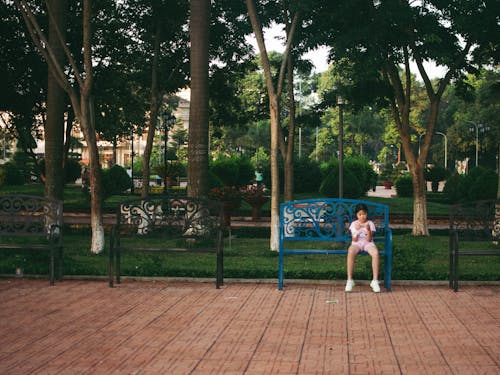 Photos gratuites de banc blau, enfant, être assis