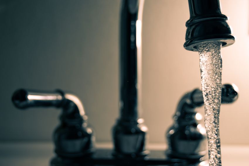فحص تدفق المياه من صنبور