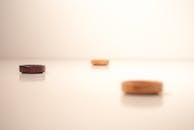 一张极简主义照片中，白色表面配以软木盖，营造出宁静中性的美学