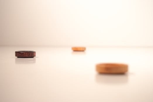 一张极简主义照片中，白色表面配以软木盖，营造出宁静中性的美学