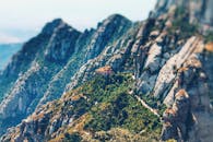 在令人惊叹的山景中，一座孤零零的建筑坐落在岩石山峰之间