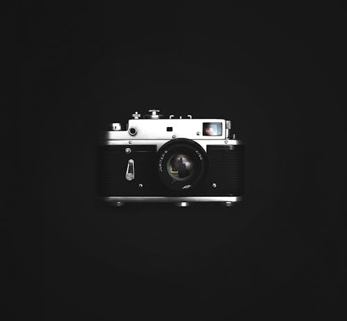 Ücretsiz Klasik Siyah Ve Gümüş Kameranın Yakın çekim Fotoğrafı Stok Fotoğraflar
