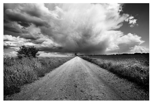 Imagine de stoc gratuită din alb și negru, drum, nori albi