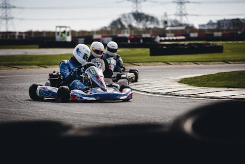 Drie Mannen Rijden Op Karts