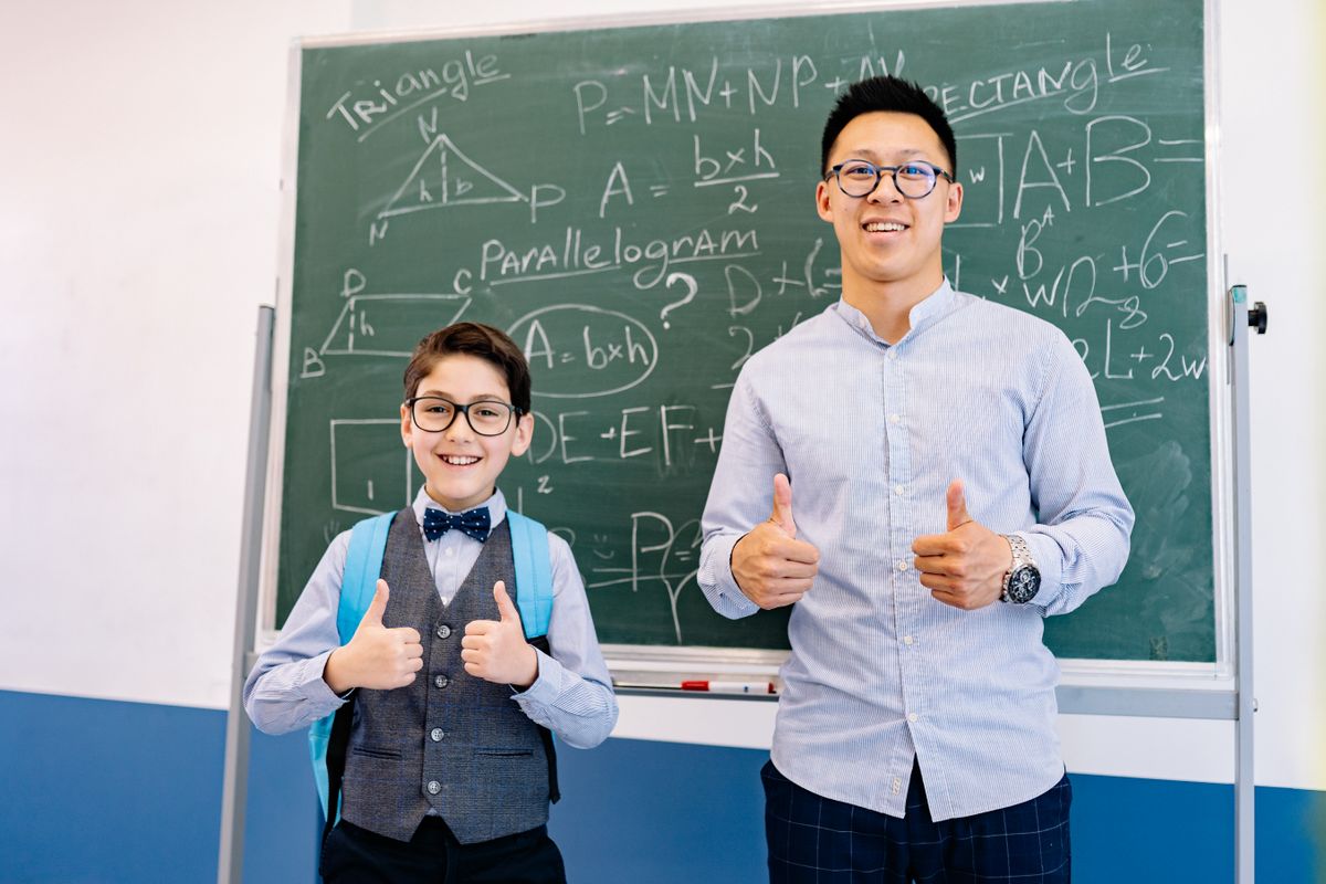 Lektor pomáhá studentovi s matematikou