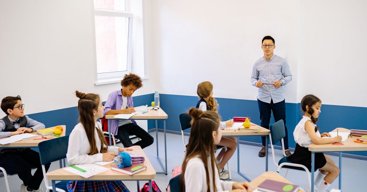 Professor orienta estudantes em sala de aula contemporânea
