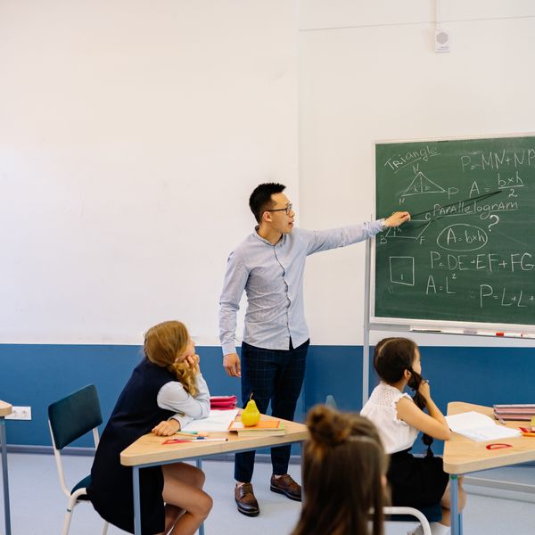 Professor explicando equações no quadro: Licenciatura em Matemática EAD em 2 anos