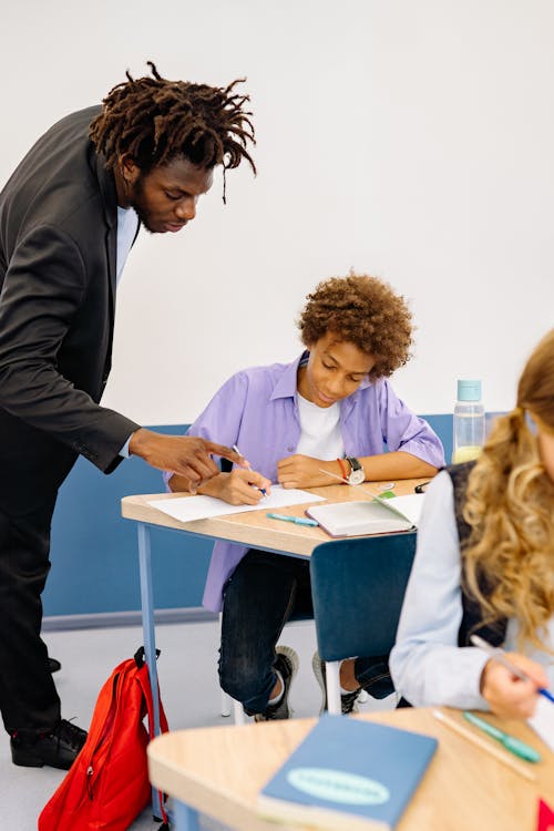 Kostenloses Stock Foto zu african american menschen, diskussion, drinnen