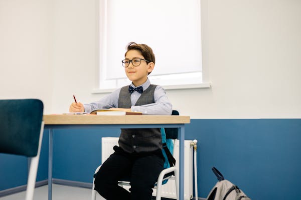 Enfant et professionnelle en activité artistique