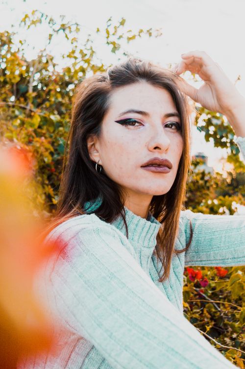 Free Portrait of a stylish woman with eye makeup in a fall landscape. Stock Photo